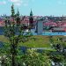 Die Dächer der Häuser in tschechischen Städten fangen an, grün zu werden